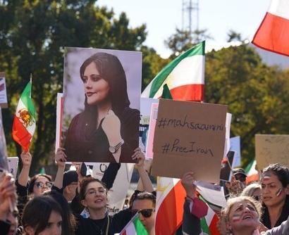 Female protesting in Iran